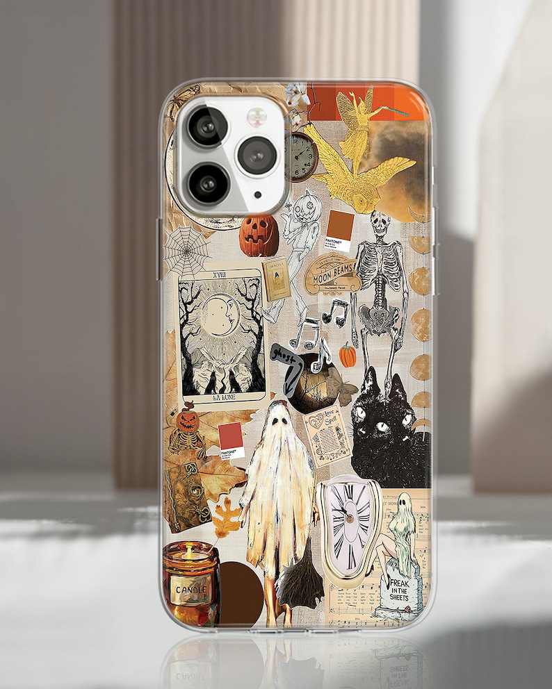 Puede incluir: Funda transparente para tel&eacute;fono con un collage tem&aacute;tico de Halloween. Presenta un esqueleto, un gato negro, un fantasma, una calabaza y un reloj derriti&eacute;ndose. La funda tiene una est&eacute;tica vintage con una vela y el texto "Freak in the Sheets".
