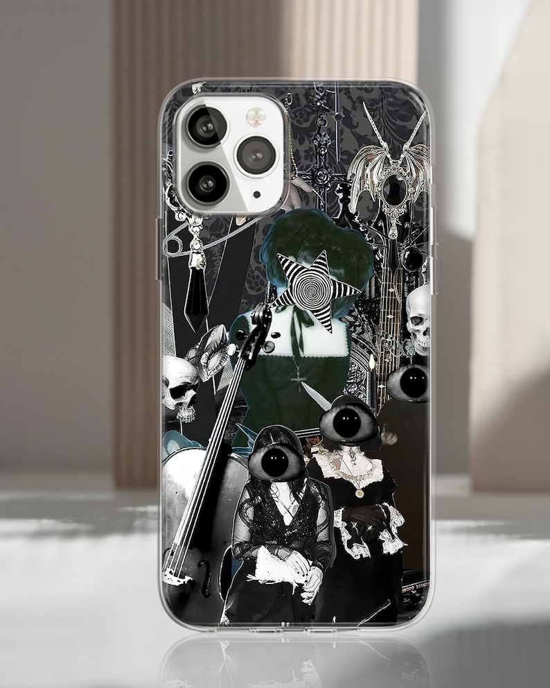 Puede incluir: Funda transparente para tel&eacute;fono con un dise&ntilde;o de collage que presenta im&aacute;genes g&oacute;ticas en blanco y negro. El dise&ntilde;o incluye calaveras, un violonchelo y figuras con grandes rasgos oculares. La funda est&aacute; dise&ntilde;ada para un smartphone.