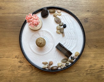 Ensemble de jardin zen serein et tranquille, élégant plateau de sable, décoration de bureau harmonieux et paisible