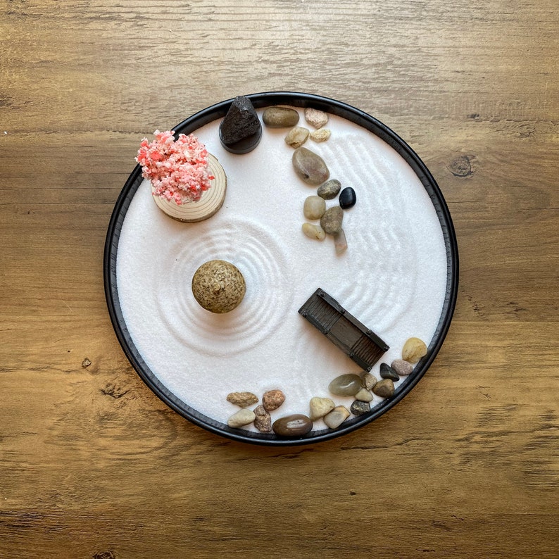 Ensemble de jardin zen serein et tranquille, élégant plateau de sable, décoration de bureau harmonieux et paisible image 1