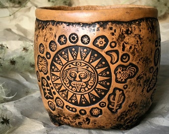 Ceramic pots with archaic patterns