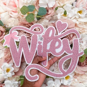 Wifey Pink スクリプトアイロンワッペン – ハートとリボン
