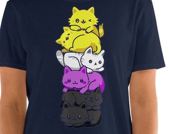 Op de afbeelding: Een marineblauw t-shirt met een stapel van vier cartoonkatten in een regenboogvlagkleurenschema. De katten zijn geel, wit, paars en zwart.