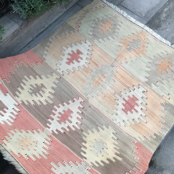 area kilim rug - vintage kelim rug - handmade pastel kilim rug - saloon rug - mother’s day gift rug - living room rug - 3.9x4.9 ft wool rugs