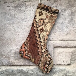Calza natalizia Kilim fatta a mano: decorazione vintage in stile tappeto turco