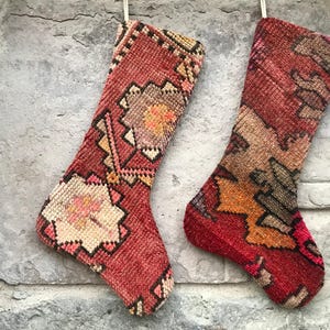 Set di 2 calze di Natale: tappeto Kilim turco vintage fatto a mano