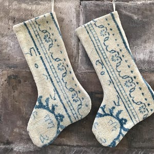 Calza natalizia vintage in kilim turco: calzino in lana annodato a mano