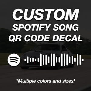 Puede incluir: Una calcomanía blanca con el texto "CUSTOM SPOTIFY SONG QR CODE DECAL" encima de un gráfico de onda de sonido blanco y el logotipo de Spotify. El texto "*¡Múltiples colores y tamaños!" está en la parte inferior. Un coche está en el fondo.