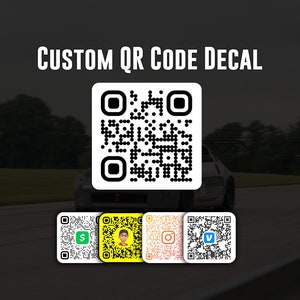 Puede incluir: Calcomanía personalizada con un código QR en blanco y negro. La calcomanía se muestra en un coche plateado. Debajo del código QR principal hay cuatro códigos QR más pequeños con diferentes colores y diseños.