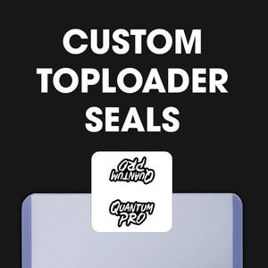 Peut inclure: Un toploader transparent avec une étiquette blanche portant le texte "QUANTUM PRO" en noir. Les mots "CUSTOM TOPLOADER SEALS" sont en blanc, en gras sur fond noir. Le toploader est partiellement visible.