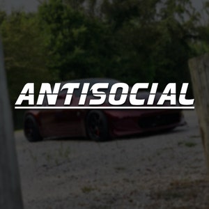 Puede incluir: Un coche rojo con la palabra "ANTISOCIAL" en letras blancas en la parte trasera.