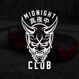 Könnte beinhalten: Weißes Grafikdesign mit einem Dämonengesicht und Hörnern. Der Text "MIDNIGHT 真夜中 CLUB" ist um das Dämonengesicht herum geschrieben.