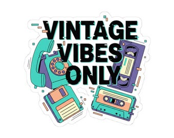 Può includere: Un adesivo con la scritta "VINTAGE VIBES ONLY" in nero, con illustrazioni di un telefono rotante turchese, una videocassetta VHS viola, una musicassetta turchese e un floppy disk arancione. Il design ha un'estetica retrò.