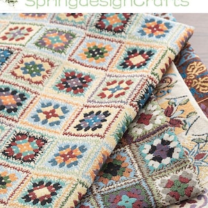 Op de afbeelding: Een geweven stof met een herhalend vierkant patroon dat doet denken aan granny squares in tinten blauw, rood, geel, groen en zwart. Het textiel toont een raster van kleine, ingewikkelde geometrische motieven met een getextureerd, veelkleurig uiterlijk.
