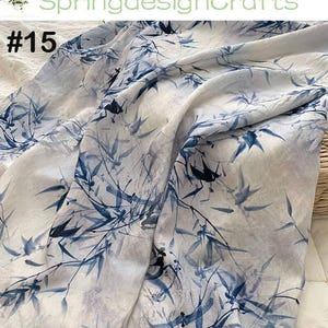 Peut inclure: Tissu blanc avec un motif de feuilles de bambou bleues. Le tissu a un effet aquarelle avec le texte "SpringdesignCrafts" et le num&eacute;ro "#15" dans le coin sup&eacute;rieur gauche.