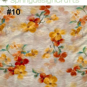 Peut inclure: Tissu floral avec un fond cr&egrave;me, orn&eacute; de fleurs orange et jaunes avec des feuilles vertes. Le tissu porte le texte "SpringdesignCrafts" et le num&eacute;ro "#10" en haut &agrave; gauche.
