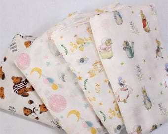 Tissu double gaze de coton et bambou à imprimé animal : matériau pour langes pour bébé