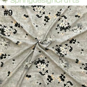 Peut inclure: Tissu gris avec un motif floral de fleurs blanches et noires, avec des touches de jaune. Le tissu a un aspect textur&eacute; et le num&eacute;ro "#9" est visible en haut &agrave; gauche. Le texte "SpringdesignCrafts" est en haut.