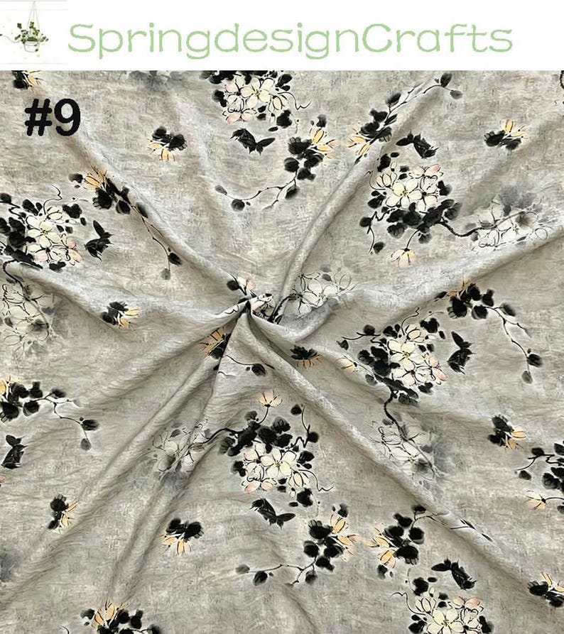 Peut inclure: Tissu gris avec un motif floral de fleurs blanches et noires, avec des touches de jaune. Le tissu a un aspect textur&eacute; et le num&eacute;ro "#9" est visible en haut &agrave; gauche. Le texte "SpringdesignCrafts" est en haut.