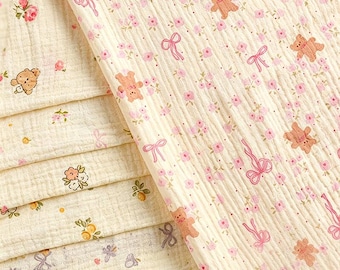 Tela de gasa de algodón doble con estampado de oso floral: muselina arrugada, ideal para envolver bebés, mantas y manualidades de costura.