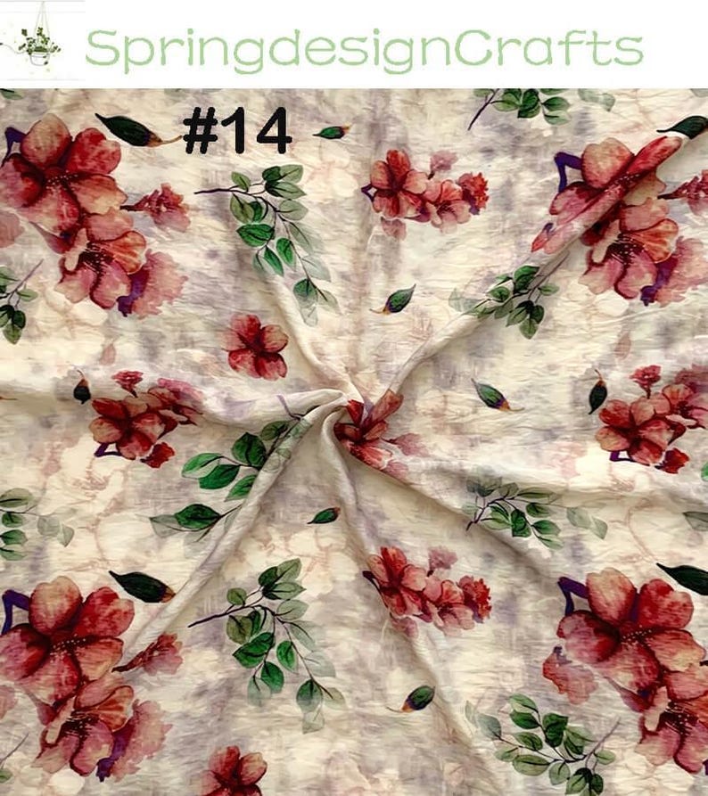 Peut inclure: Tissu floral avec un effet aquarelle. Le tissu pr&eacute;sente de grandes fleurs rouges et roses avec des feuilles vertes et le num&eacute;ro 14. Le fond est de couleur cr&egrave;me claire et textur&eacute;e.
