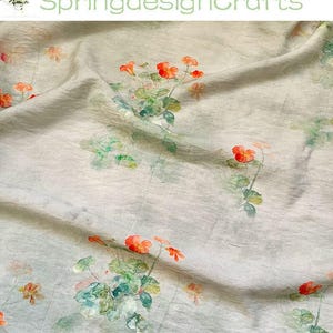 Pode incluir: Tecido cinza claro com um padrão floral em aquarela. O design apresenta flores laranja com folhas e caules verdes. O texto "SpringdesignCrafts" está na parte superior da imagem.