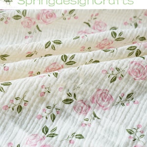 Tecido de gaze floral, tecido de gaze de algodão duplo com estampa de rosas rosa, tecido de musselina crepe 100% algodão amassado para bebês, material de costura faça você mesmo