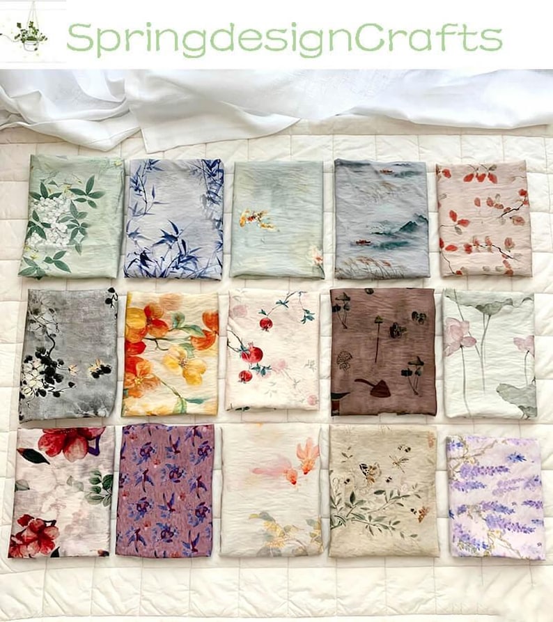 Peut inclure: Une collection d'&eacute;charpes pli&eacute;es avec des motifs floraux et inspir&eacute;s de la nature. Les &eacute;charpes pr&eacute;sentent diverses couleurs, dont le vert, le bleu, le rouge et le violet, avec des motifs d&eacute;taill&eacute;s de fleurs, de feuilles et de paysages. Le texte "SpringdesignCrafts" est visible en haut.