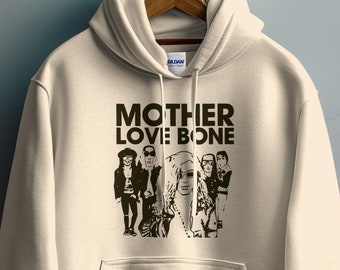 Może przedstawiać: Beżowa bluza z kapturem z czarnym nadrukiem zespołu "Mother Love Bone" z przodu. Nadruk przedstawia grupę osób z nazwą zespołu napisaną pogrubioną czcionką.