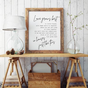 Peut inclure: Une impression encadrée avec un fond blanc et du texte noir qui dit "L'amour grandit mieux dans les petites maisons, avec moins de murs pour séparer. Là où vous mangez et dormez si près l'un de l'autre, vous ne pouvez pas vous empêcher de communiquer. Si nous avions plus d'espace entre nous, pensez à tout ce que nous manquerions. L'amour grandit mieux dans les maisons comme celle-ci."