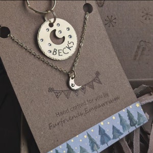 Puede incluir: Un conjunto de collar y llavero de oro con un dije de media luna y el nombre "Becks" grabado en una etiqueta redonda. El conjunto est&aacute; empaquetado en una tarjeta marr&oacute;n con el texto "Hand crafted for you by Furfriends Emporium".