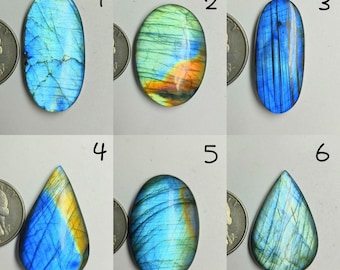Fantastica pietra preziosa di labradorite con forme e dimensioni miste, labradorite di fuoco AAA+, labradorite naturale per la creazione di gioielli.