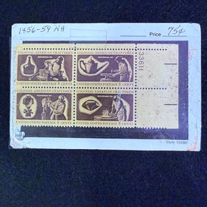 Op de afbeelding: Een vel met vier 8-cent Amerikaanse postzegels met afbeeldingen van koloniale Amerikaanse ambachtslieden. De postzegels zijn uit de Bicentennial Era en bevatten de tekst "Colonial American Craftsmen" en "United States Postage 8 Cents".