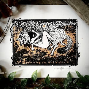 Embracing the Wild Within ondertekende kunstprint zwart-gouden muurkunst natuur home decor wolf kunst meisje en wolf kunst vrouw en wolf kunst