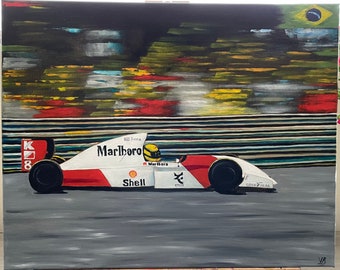 Puede incluir: Una pintura de un coche de carreras blanco con detalles rojos y amarillos. El coche está etiquetado con "Marlboro" y "Shell". El coche está conduciendo en una pista de carreras con un fondo borroso de otros coches.