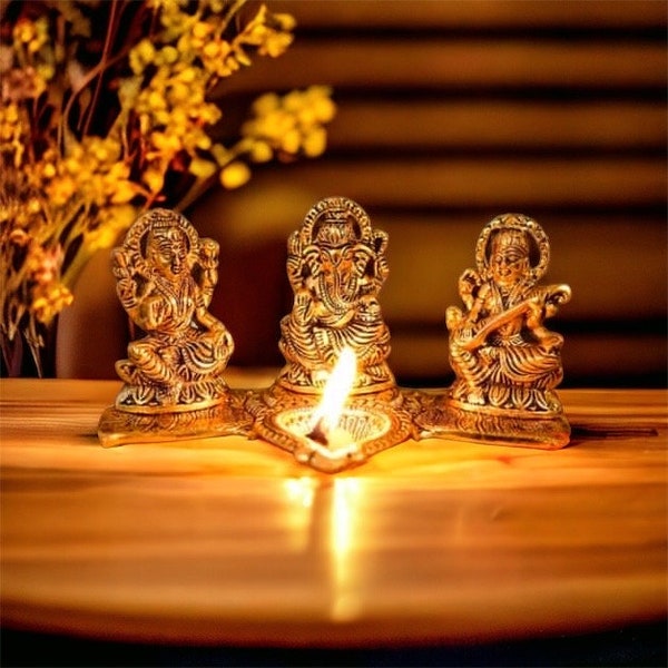 Schöne Metall Lakshmi Ganpati Saraswati Vergoldete Statue mit Öllampe DiyaGröße: 11 cm X 21 cm X 12 cm