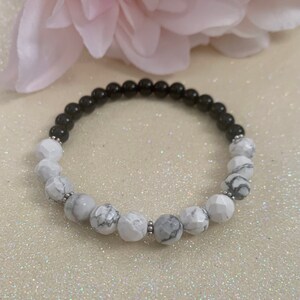 Faceted White Howlite and Black Onyx Beaded Bracelet