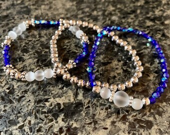Ensemble de bracelet perlé cobalt, clair et argent
