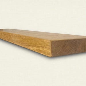 Pu&ograve; includere: Un ripiano in legno naturale con finitura rustica. Il ripiano &egrave; in rovere massiccio e ha una forma rettangolare. &Egrave; largo circa 30 cm e profondo 15 cm.