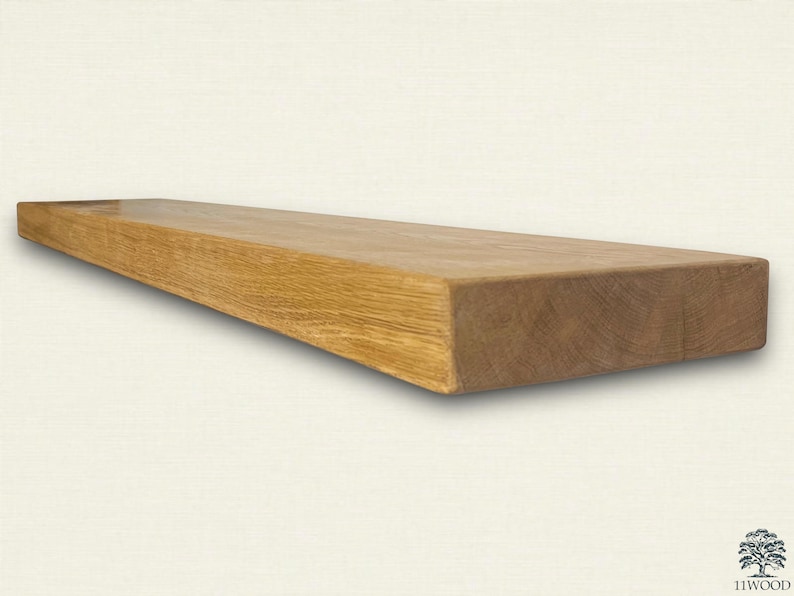 Pu&ograve; includere: Un ripiano in legno naturale con finitura rustica. Il ripiano &egrave; in rovere massiccio e ha una forma rettangolare. &Egrave; largo circa 30 cm e profondo 15 cm.