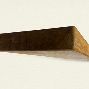 Pu&ograve; includere: Un ripiano in legno naturale con una finitura rustica. Il ripiano &egrave; realizzato in legno massello e presenta una venatura naturale. Il ripiano &egrave; perfetto per esporre oggetti decorativi o libri.