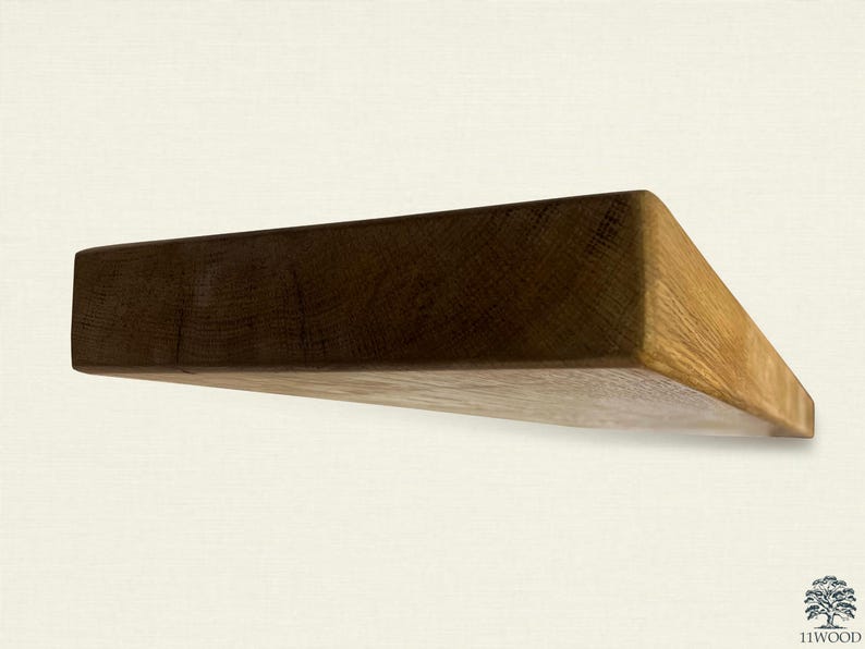Pu&ograve; includere: Un ripiano in legno naturale con una finitura rustica. Il ripiano &egrave; realizzato in legno massello e presenta una venatura naturale. Il ripiano &egrave; perfetto per esporre oggetti decorativi o libri.