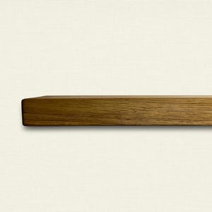 Pu&ograve; includere: Un ripiano in legno massello con finitura in legno naturale. Il ripiano &egrave; realizzato in un unico pezzo di legno e ha una superficie liscia e lucida.