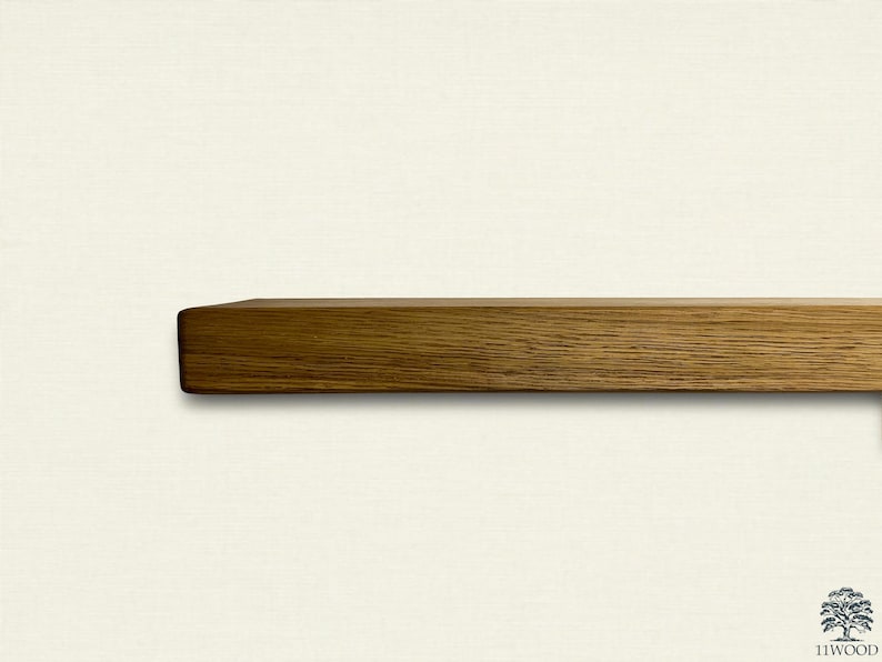 Pu&ograve; includere: Un ripiano in legno massello con finitura in legno naturale. Il ripiano &egrave; realizzato in un unico pezzo di legno e ha una superficie liscia e lucida.