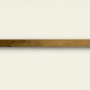 Pu&ograve; includere: Un ripiano in legno naturale, realizzato in rovere massiccio, con finitura rustica. Il ripiano &egrave; profondo 30,5 cm e lungo 122 cm.