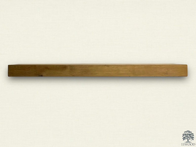 Pu&ograve; includere: Un ripiano in legno naturale, realizzato in rovere massiccio, con finitura rustica. Il ripiano &egrave; profondo 30,5 cm e lungo 122 cm.