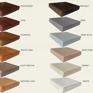 Pu&ograve; includere: Un pannello di campioni di legno che mostra 12 colori diversi di tinta per legno. I colori sono: Mogano, Noce, Teak, Grigio, Camoscio, Azzurro, Rovere rustico, Rosa baby, Mocha chiaro, Crema, Rovere naturale e Bianco.