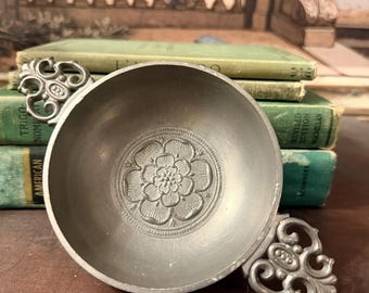 Ciotola da porridge vintage Kurz Tiel Holland in vero peltro, ciotola Tudor con piedistallo e manico a rosa, decorazione per cottage olandese Edeltin Etain Pur