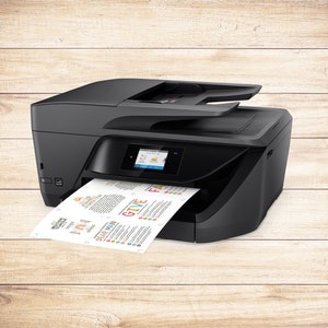 Op de afbeelding: Een zwarte alles-in-&eacute;&eacute;n printer met een papierlade en een kleurenscherm. De printer print een vel papier met kleurrijke tekst en afbeeldingen.