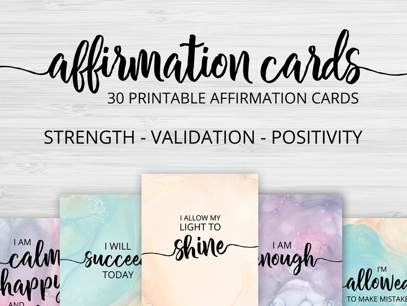 K&ouml;nnte beinhalten: Drei&szlig;ig druckbare Affirmationskarten mit Aquarellhintergr&uuml;nden. Die Karten zeigen positive Affirmationen wie "Ich bin ruhig und gl&uuml;cklich", "Ich werde heute erfolgreich sein", "Ich erlaube meinem Licht zu scheinen", "Ich bin genug", und "Ich darf Fehler machen".